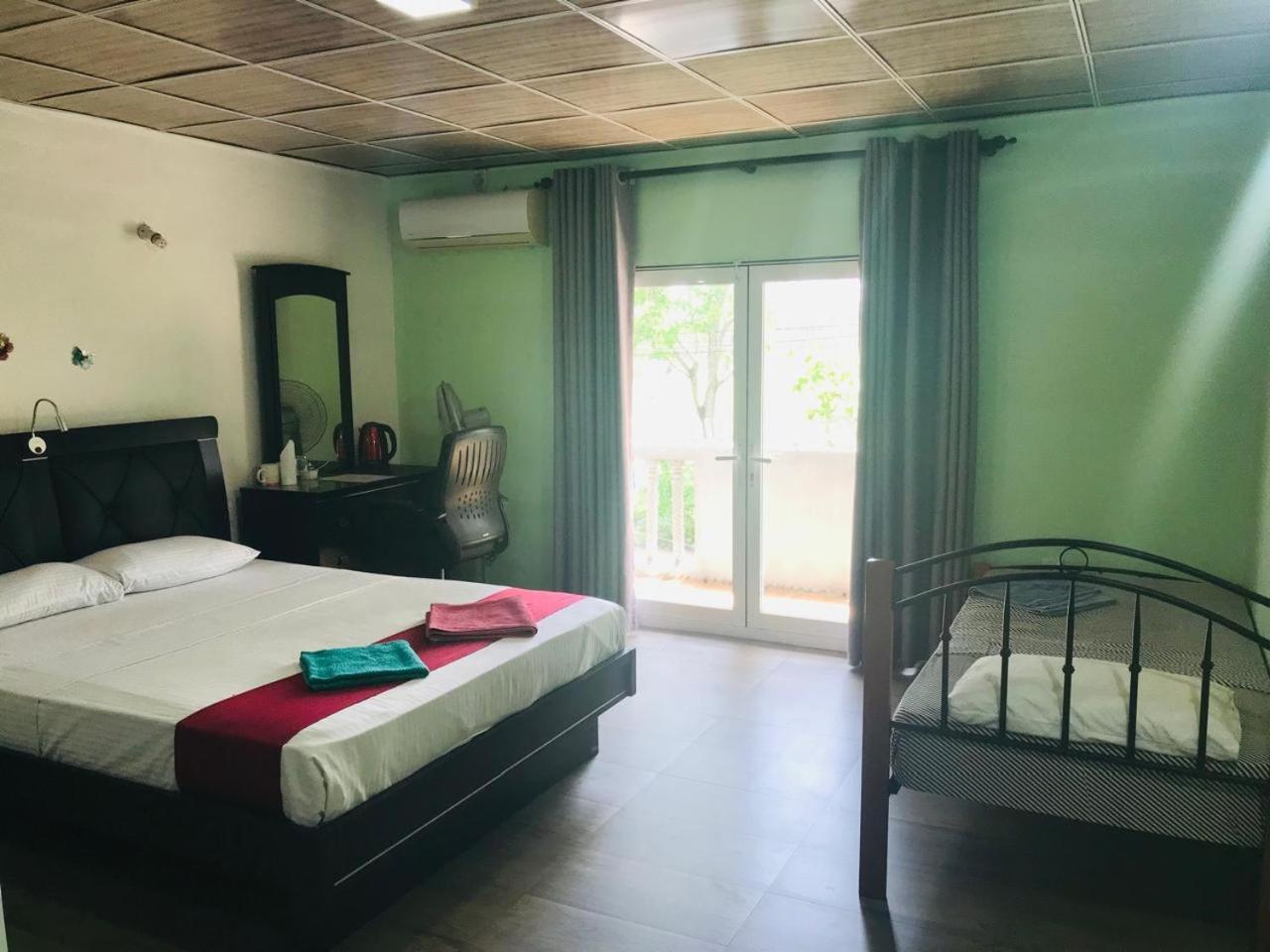 This Is It Airport Hotel And Restaurant Negombo Exterior photo